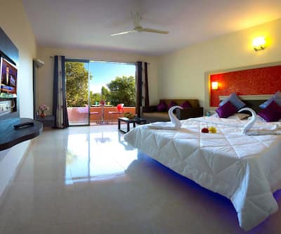 https://imgcld.yatra.com/ytimages/image/upload/t_hotel_yatra_city_desktop/v1447920230/Domestic Hotels/Hotels_Mahabaleshwar/Shivsagar Farm House/Bedroom_4.jpg